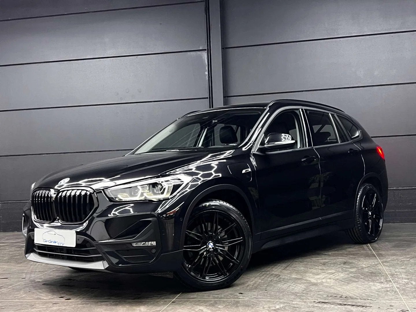 BMW X1 xDrive25e Hybrid / All black / FULL option /, Auto's, 1935 kg, Leder, Bedrijf, 5 deurs