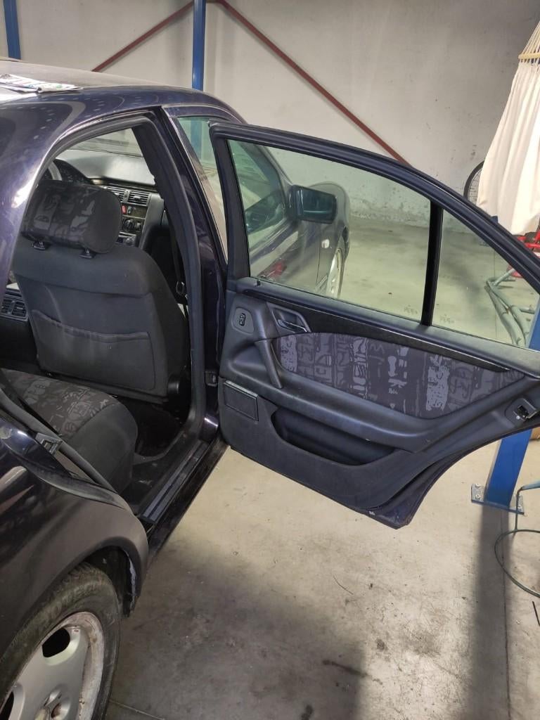 Mercedes E220 bouwjaar 1996, Euro 2, 4 deurs, Zwart, 4 cilinders