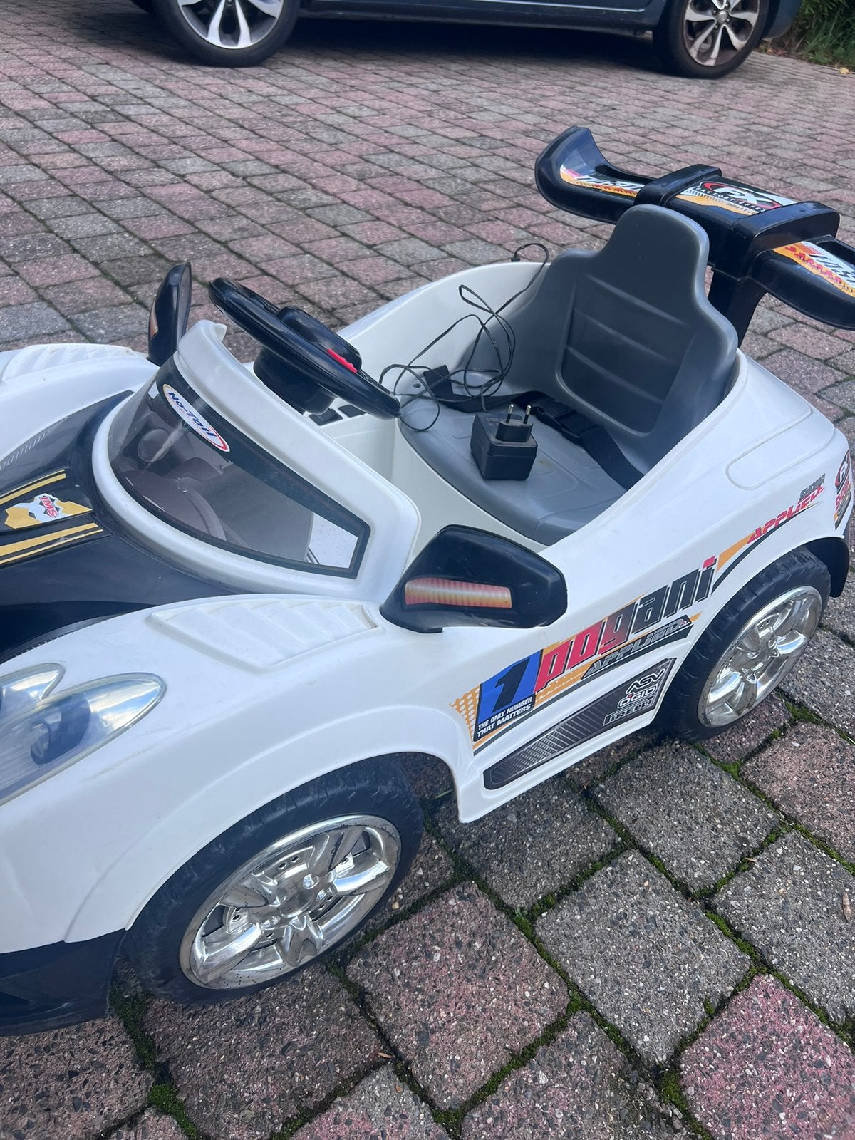Elektrische auto voor kinderen met lader muziek licht, Kinderen en Baby's, Zo goed als nieuw