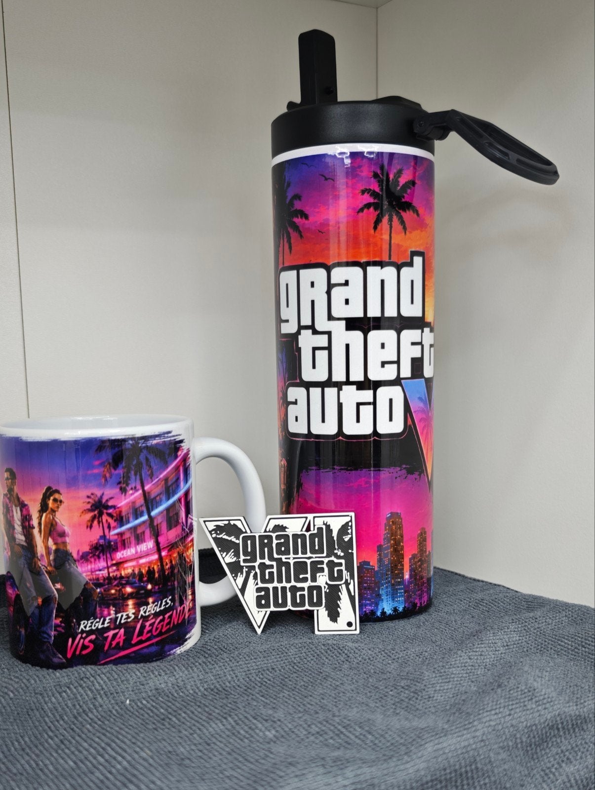 Lot gourde avec mug et porte clé GTA6, Hobby en Vrije tijd, Feestartikelen, Ophalen