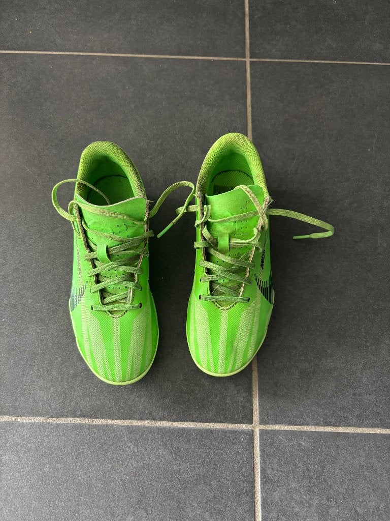 Nike voetbalschoenen maat 34, Sport en Fitness, Voetbal, Ophalen, Gebruikt, Schoenen