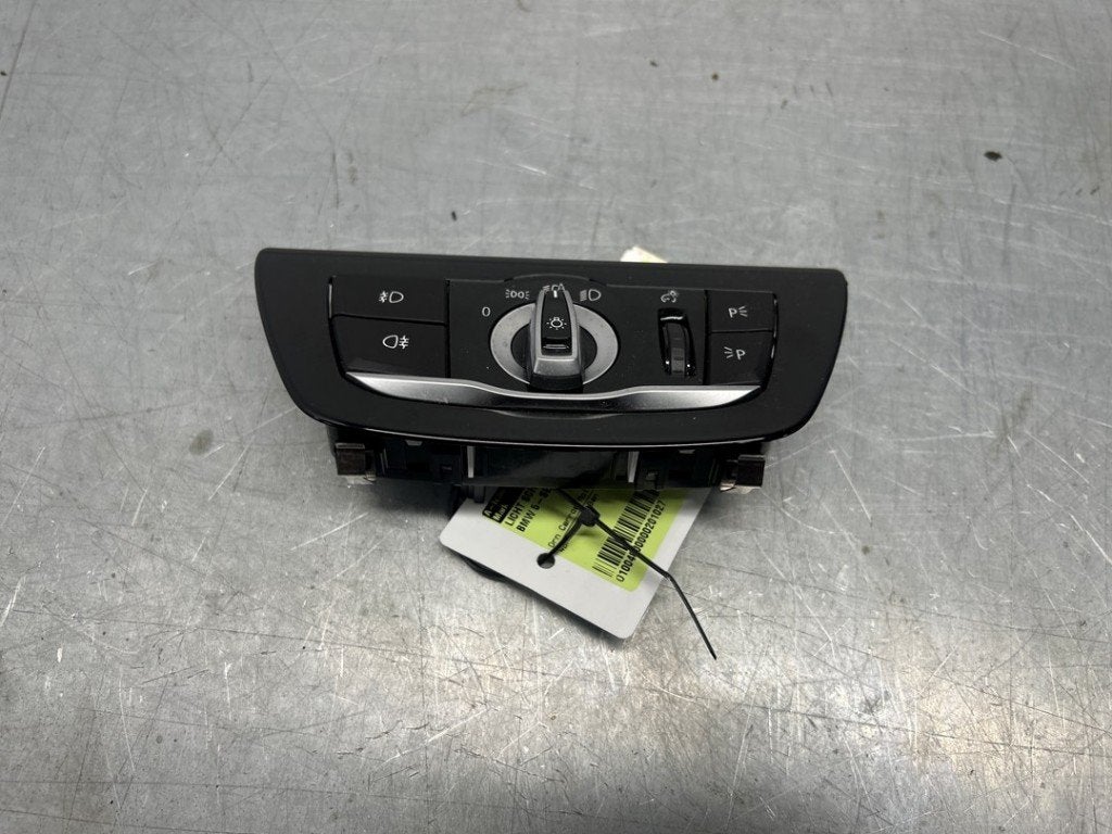 INTERRUPTEUR D'ECLAIRAGE BMW 5 serie (G30) (|9493734|), Utilisé, BMW, Petuelring 130
80809  München, DE, Bayerische Motoren Werke AG