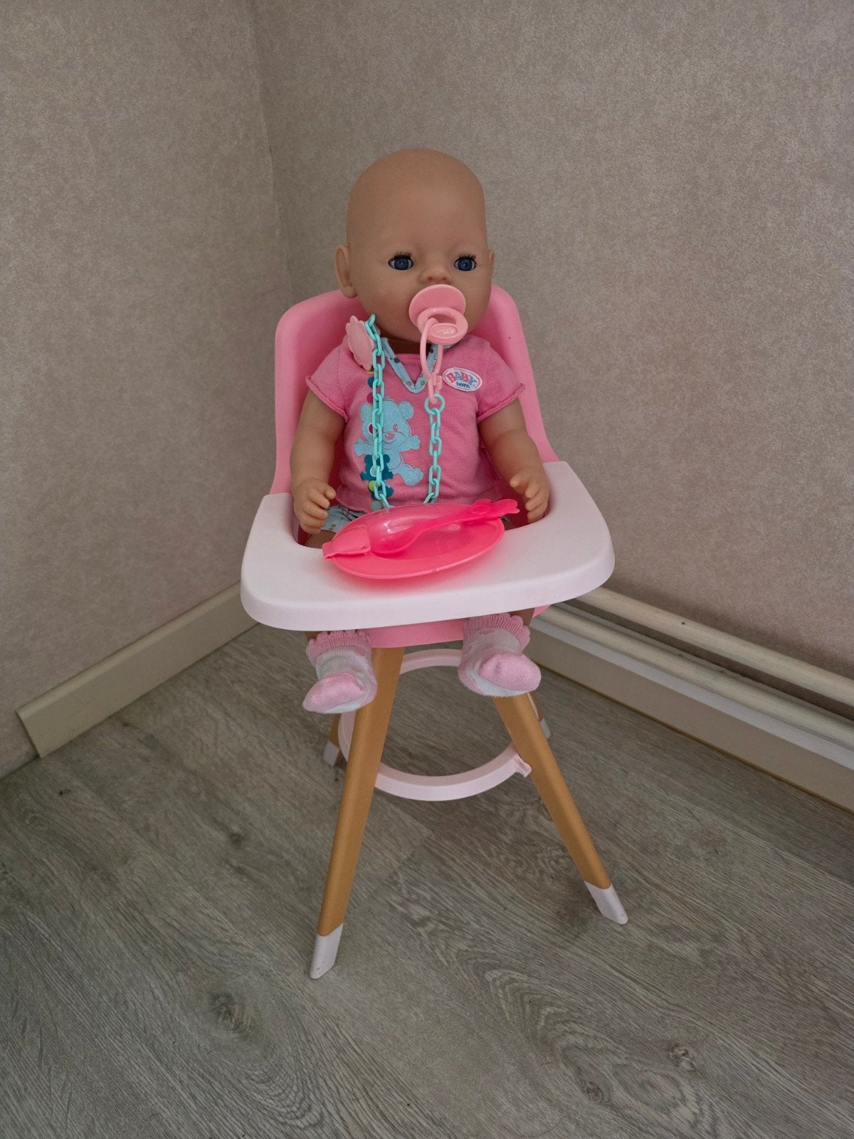 Bébé fille avec chaise de salle à manger, Enfants & Bébés, Enlèvement ou Envoi