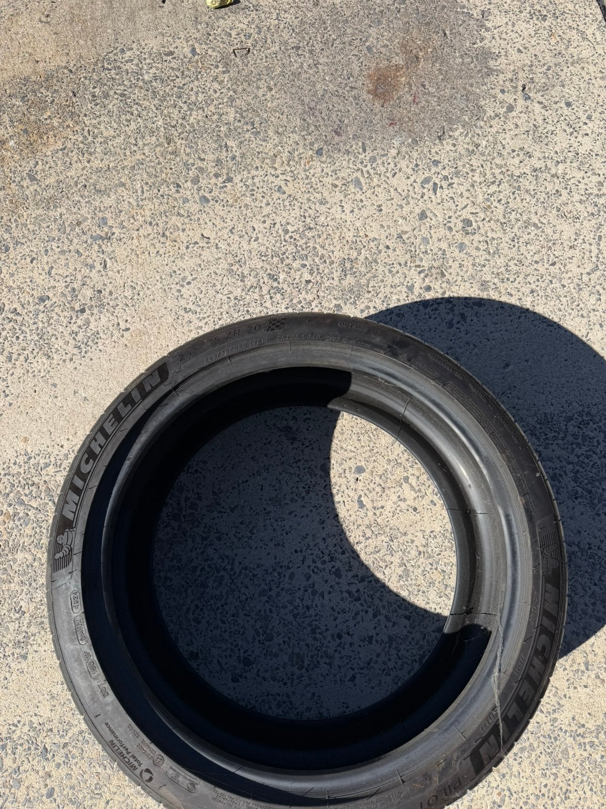 Pneu a vendre sur 265/35 20P, Autos : Pièces & Accessoires, Neuf, 265 mm, Pneu(s), Enlèvement