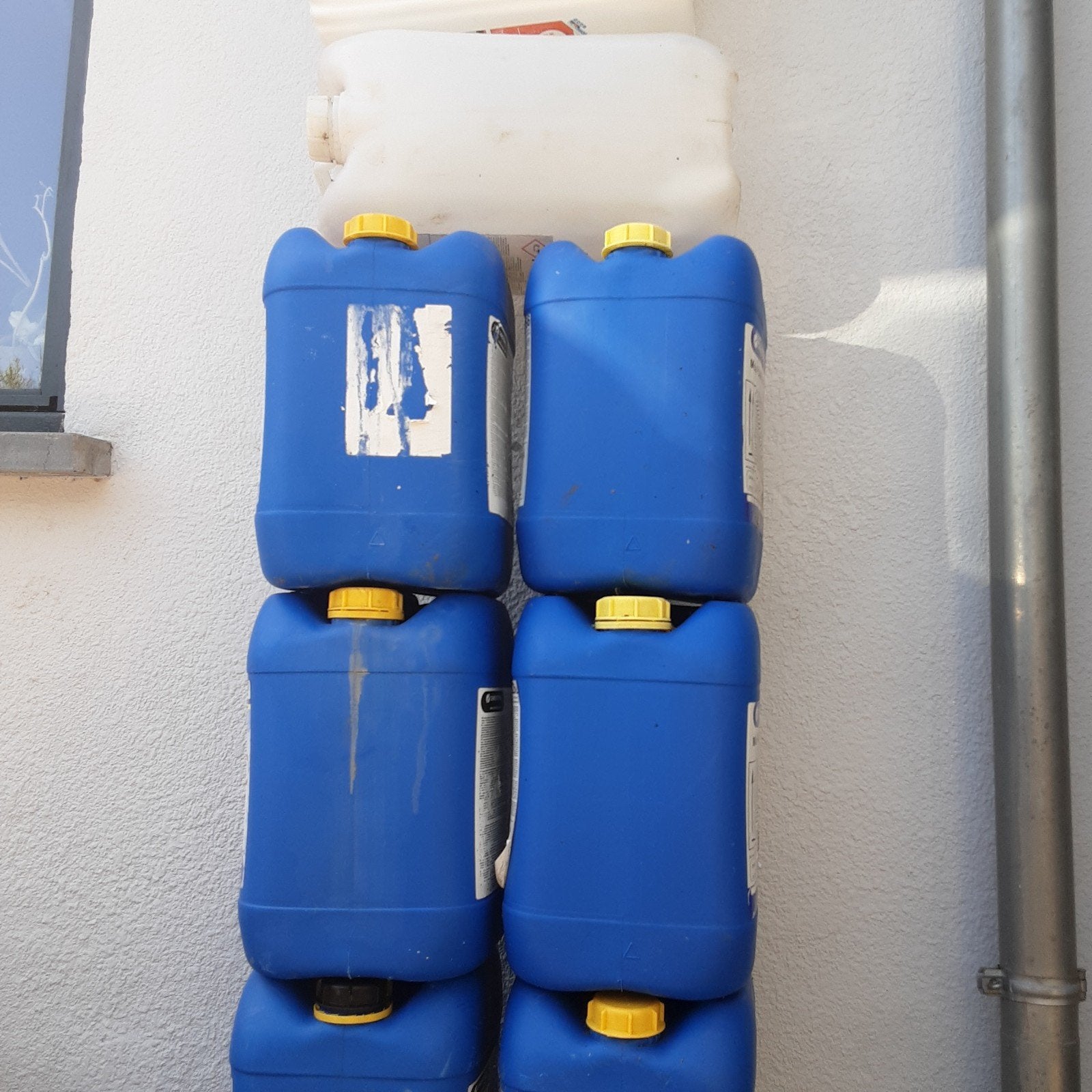 Bidons  en plastiques, Enlèvement