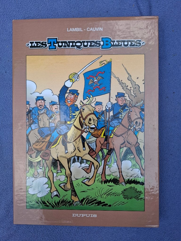 COFFRET LES TUNIQUES BLEUS TOME 51 ALBUM+PLAQUE+POSTER, Une BD, Enlèvement ou Envoi, Comme neuf