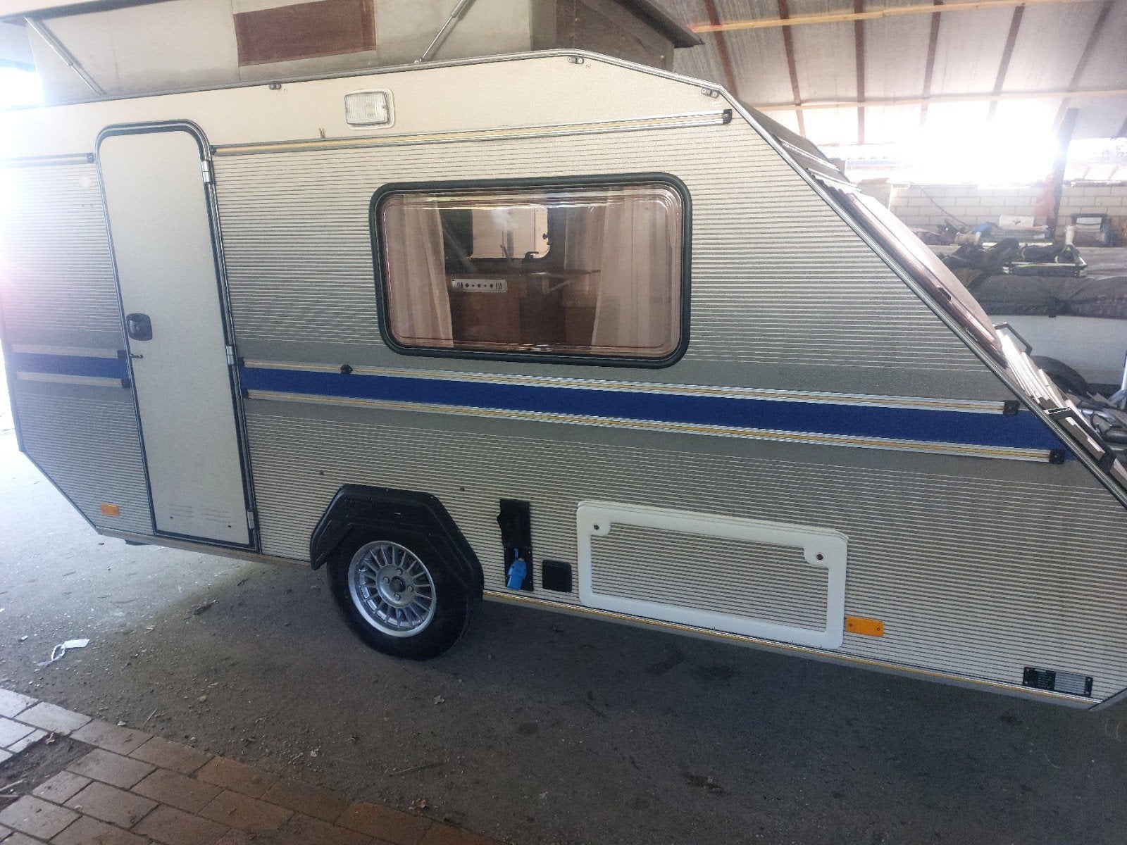 tk kip type 400 bouwjaar 1985 met 2 enkele bedden, Caravanes & Camping, Particulier, Poêle, Kip