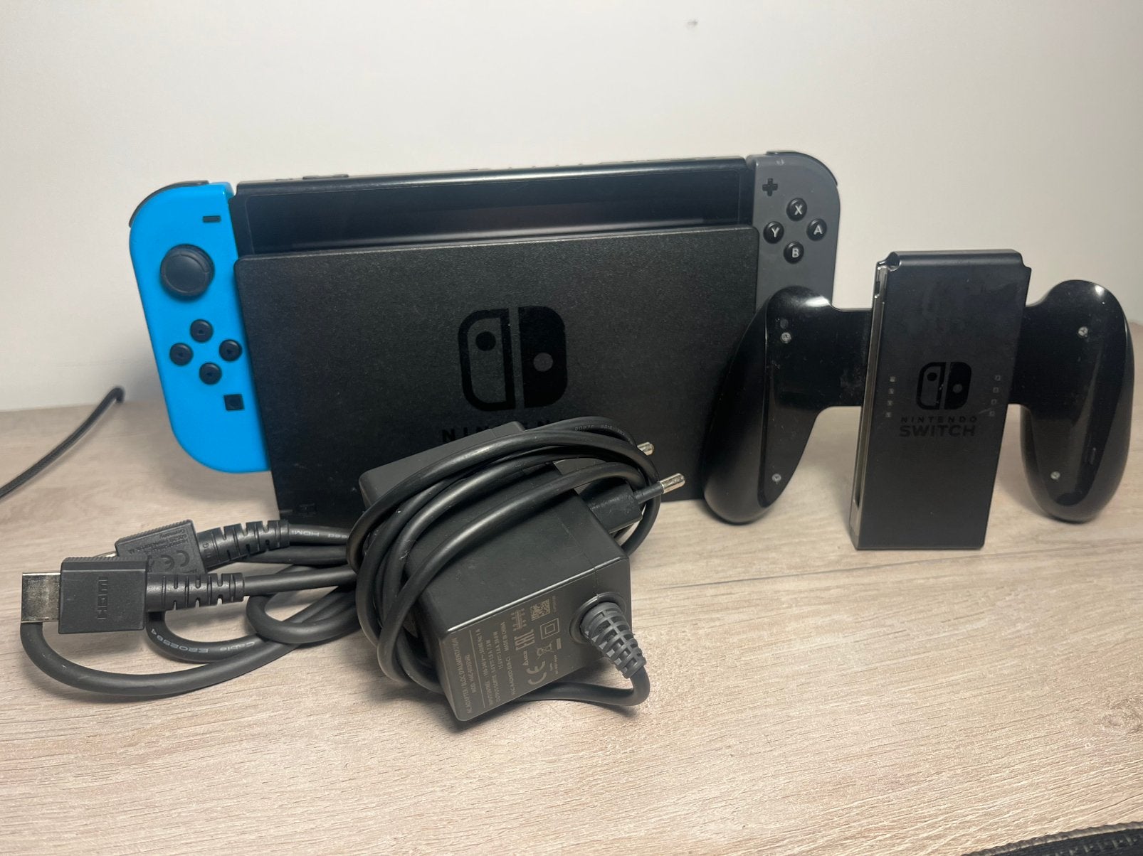 Nintendo switch met originele oplader en hdmi kabel, Games en Spelcomputers, Ophalen, Zo goed als nieuw, Switch Original