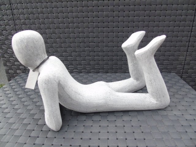 personnage coucher art moderne en polystone gris ..., Jardin & Terrasse, Enlèvement ou Envoi, Neuf