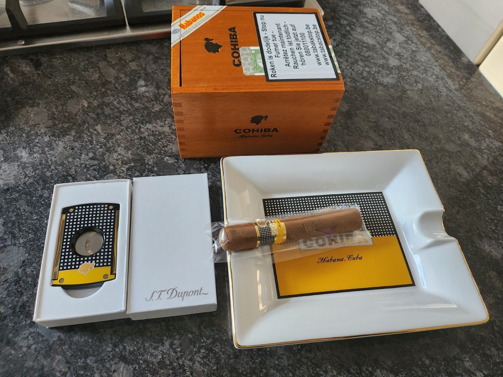 COHIBA ASBAK + SIGAREN CUTTER ST DUPONT NIEUW, Ophalen