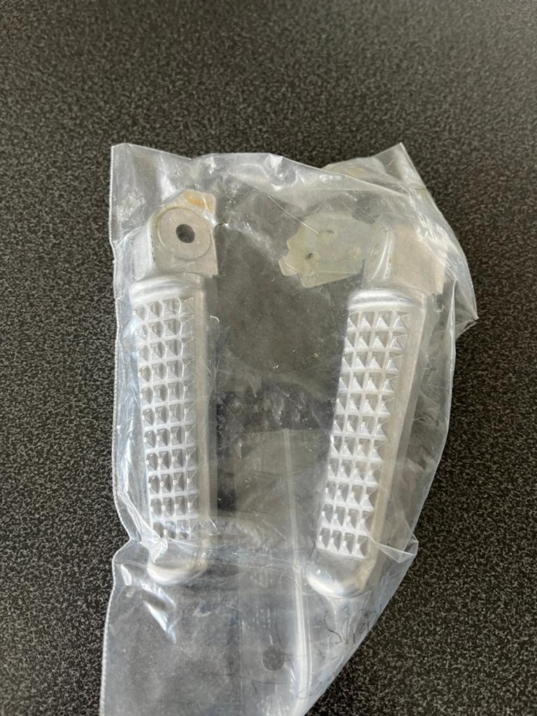 Originele voetsteuntjes voor Honda NT1100, Motoren, Ophalen, Nieuw
