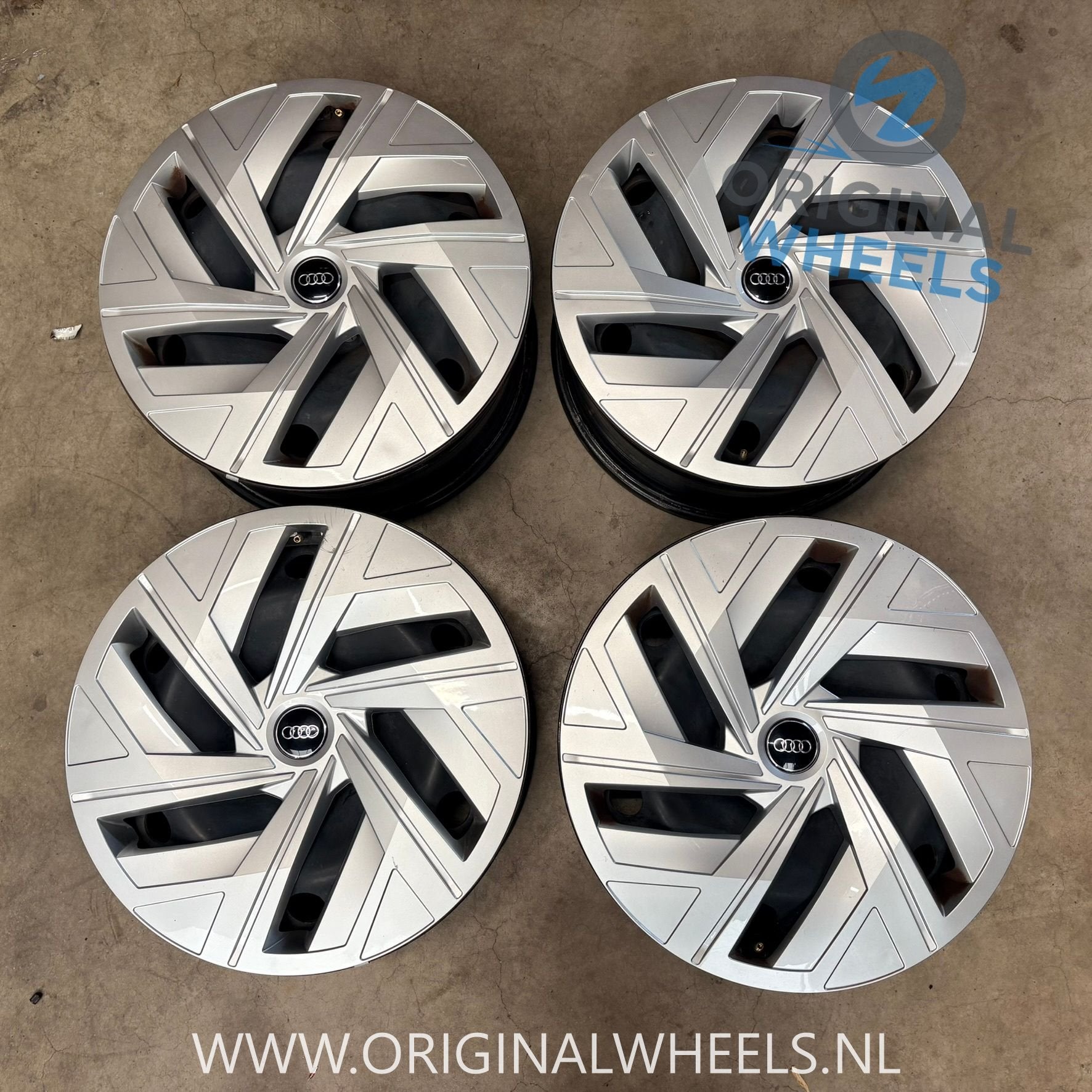 19 inch originele velgen + wieldoppen Audi Q4 e-tron, 19 inch, Gebruikt, -, -
