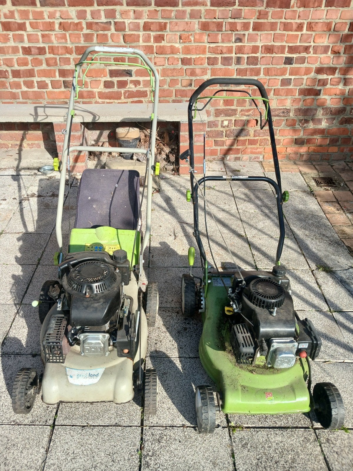 2 tondeuses à redémarrer, Enlèvement, Bac de ramassage