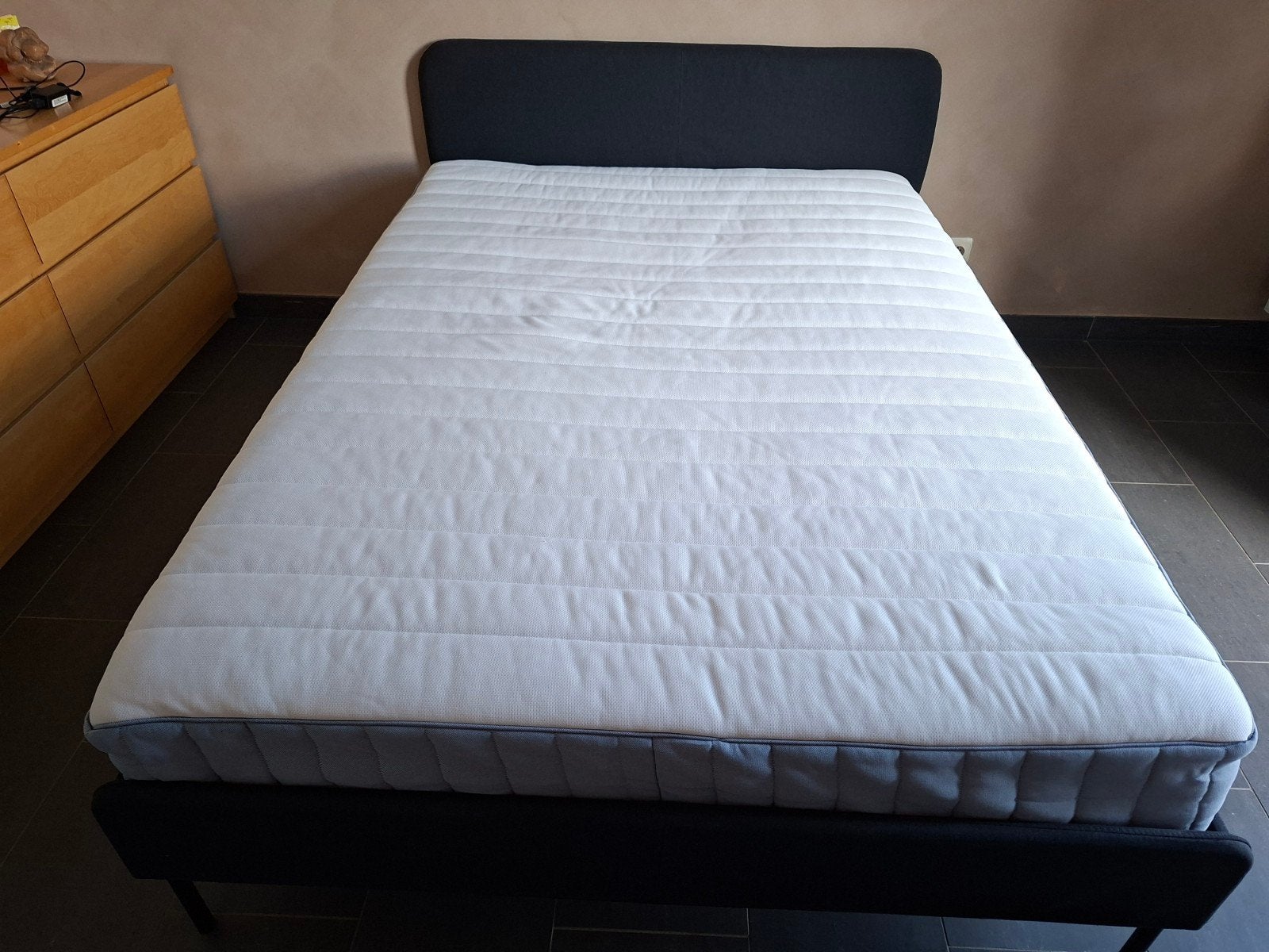 Bed 140x200, Ophalen, Zwart, 140 cm, Zo goed als nieuw