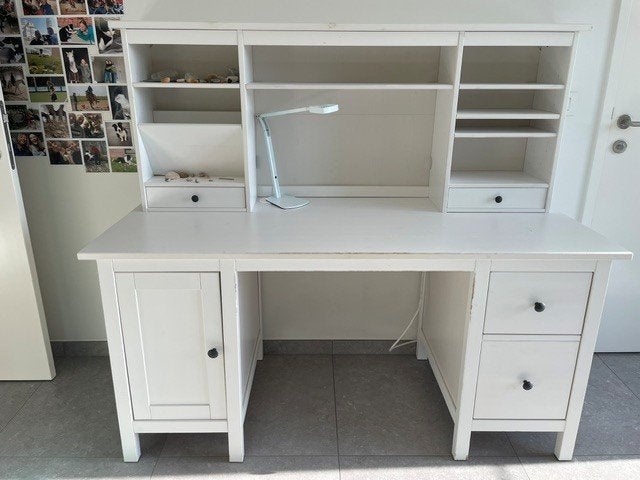 Hemnes bureau met opbouwdeel (wit) Gratis bureaustoel Fingal, Ophalen, 155 cm, Kabelgoot, Scandinavisch