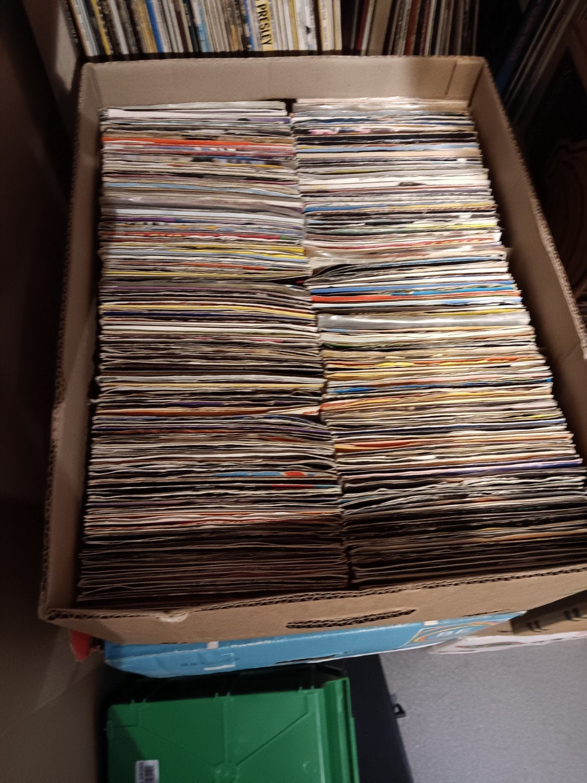 lot van 4 volle dozen vinyl singles (bijna 2000 stuks), Cd's en Dvd's, Ophalen, Gebruikt, Pop