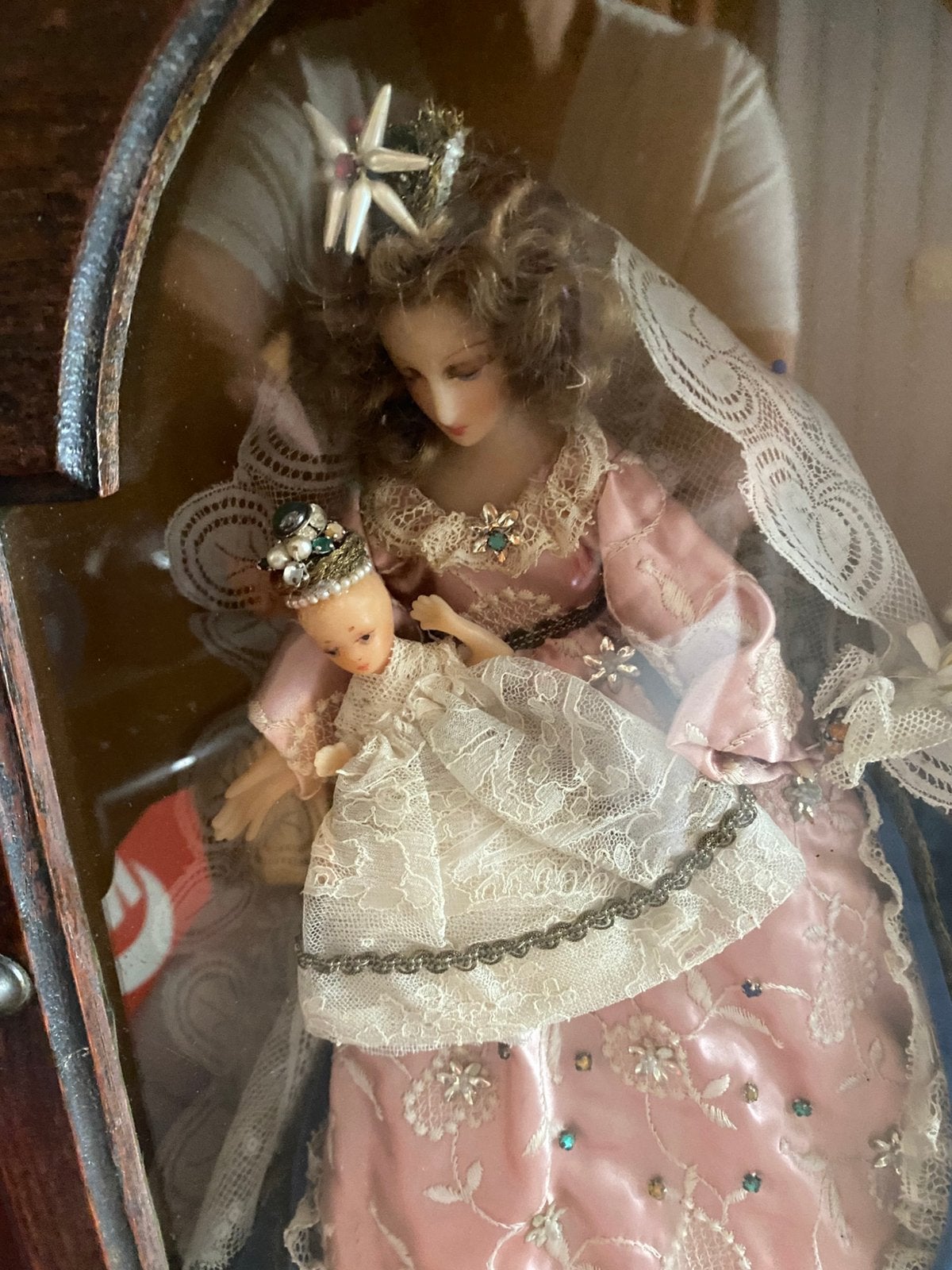 Vierge Marie fait main dans meuble ancien, Antiquités & Art, Enlèvement