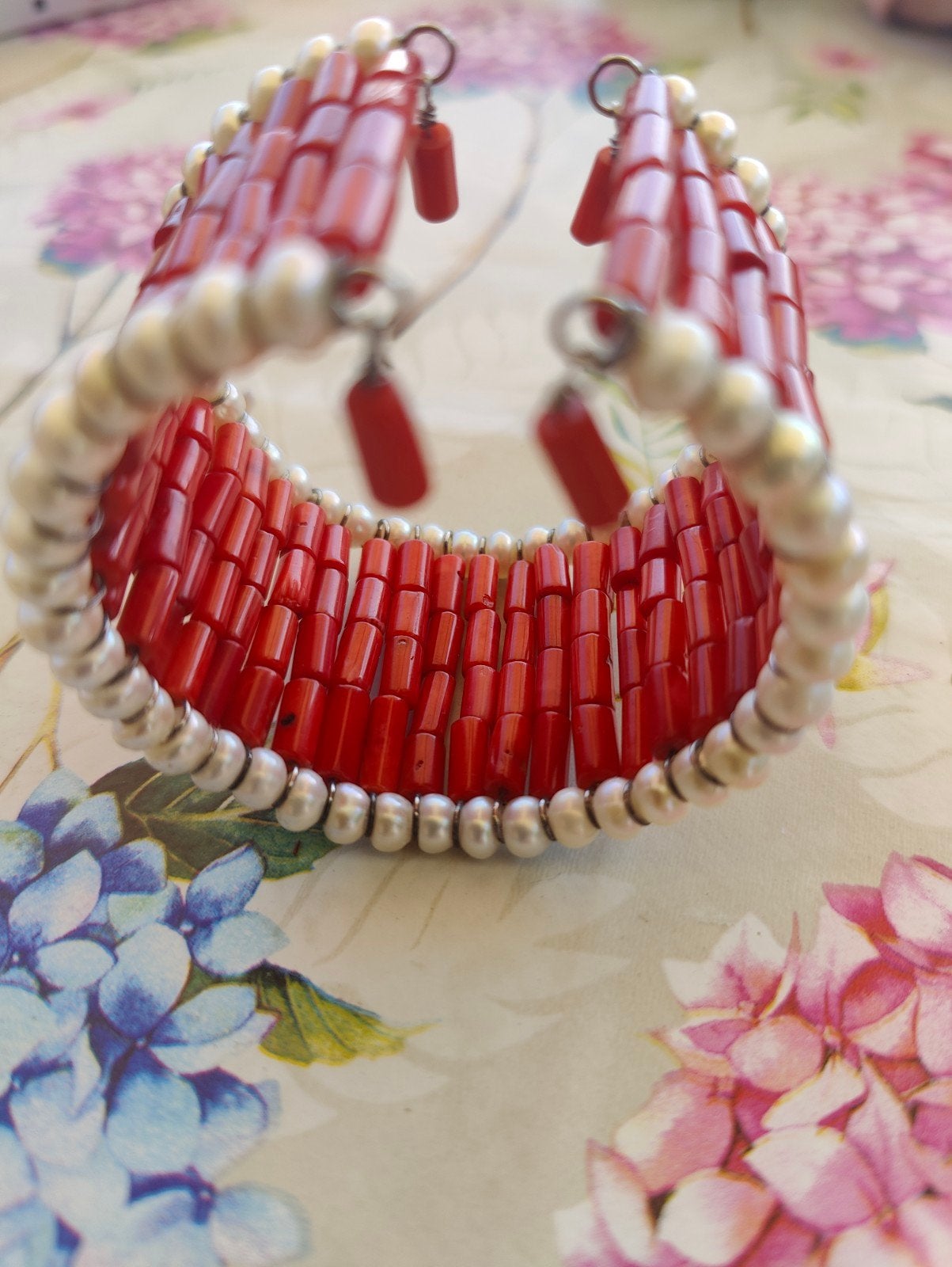 Bracelet artisanal en corail rouge et perles de culture, Ophalen of Verzenden, Rood