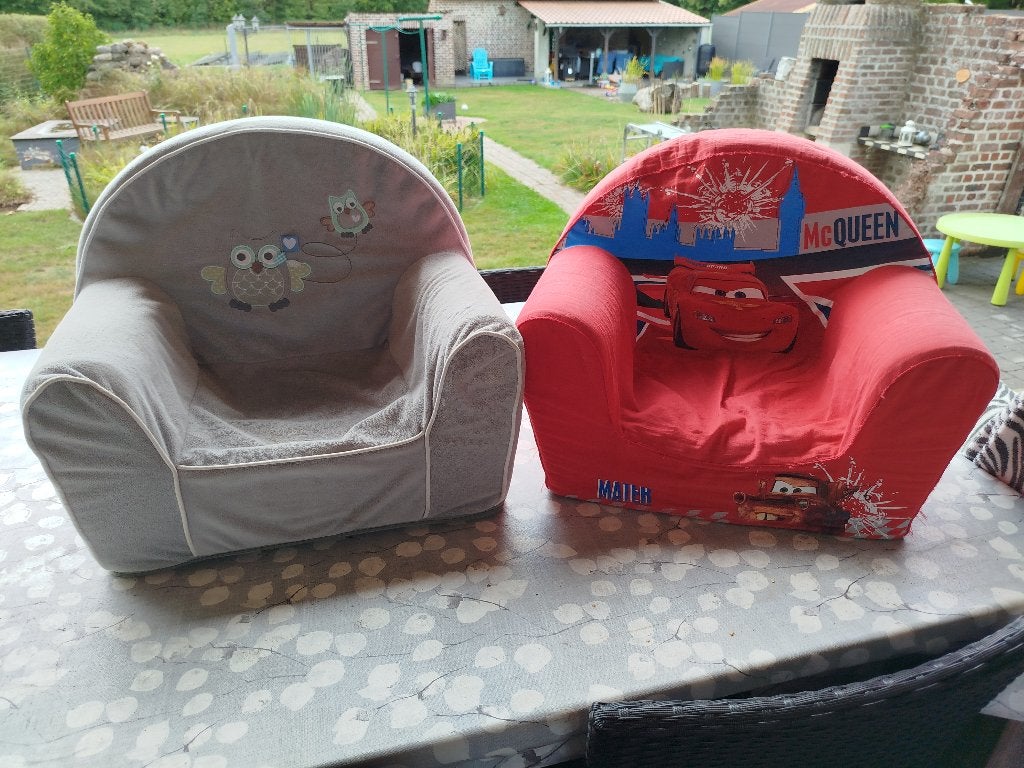 2 sièges pour enfants, Enfants & Bébés, Chambre d'enfant | Tables & Chaises, Utilisé, Chaise(s), Enlèvement ou Envoi
