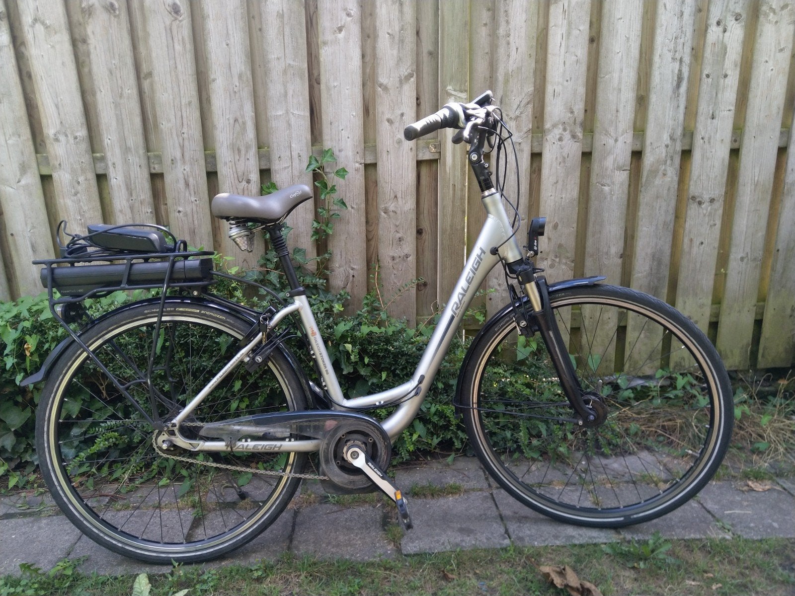 Vélo électrique Raleigh 28 pouces, Autres marques, Moins de 47 cm, 50 km par batterie ou plus, Enlèvement