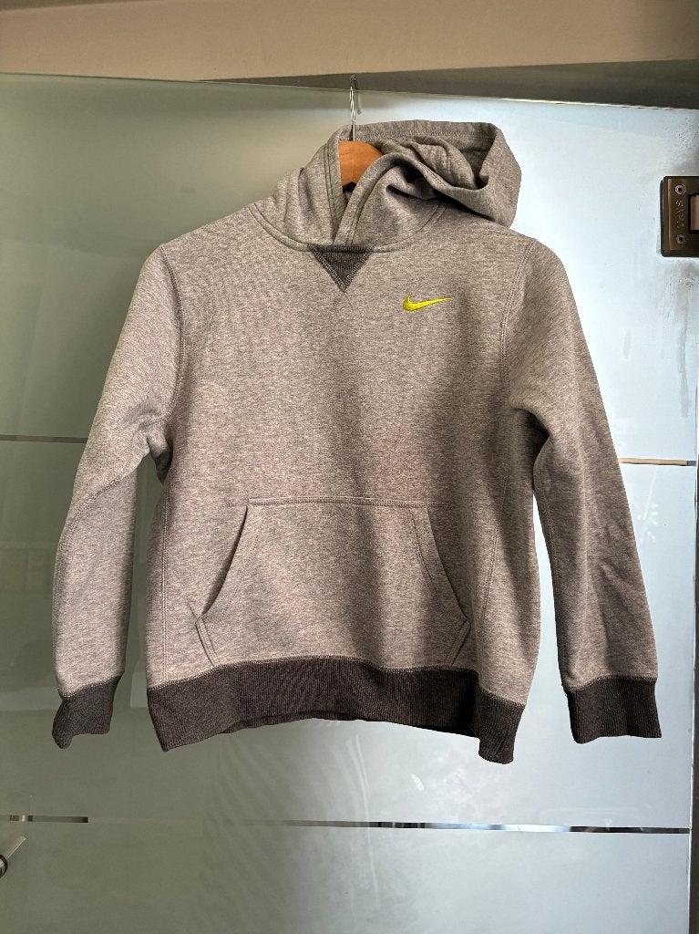 Sweat à capuche Nike gris avec logo jaune fluo 140-152, NIKE, Garçon ou Fille, Enlèvement ou Envoi, Pull ou Veste