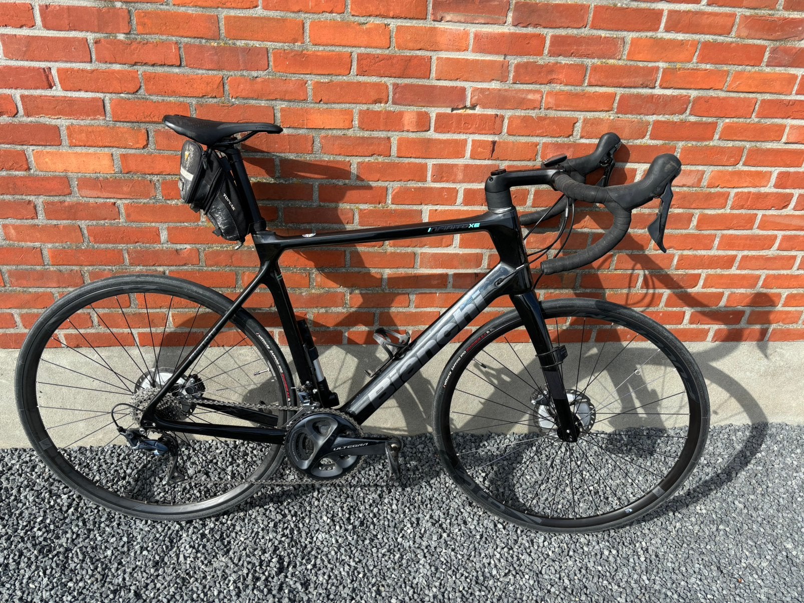 Koersfiets Bianchi Infinito XE, 28 inch, Zo goed als nieuw, 15 tot 20 versnellingen, Schijfrem