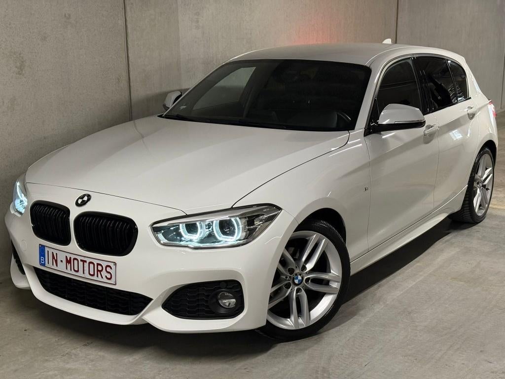 BMW 118 iA | M-PACK | ZETELVW. | CAMERA |NAVI |LED |CRUISE !, Auto's, BMW, 4 deurs, 1885 kg, Alcantara, Wit