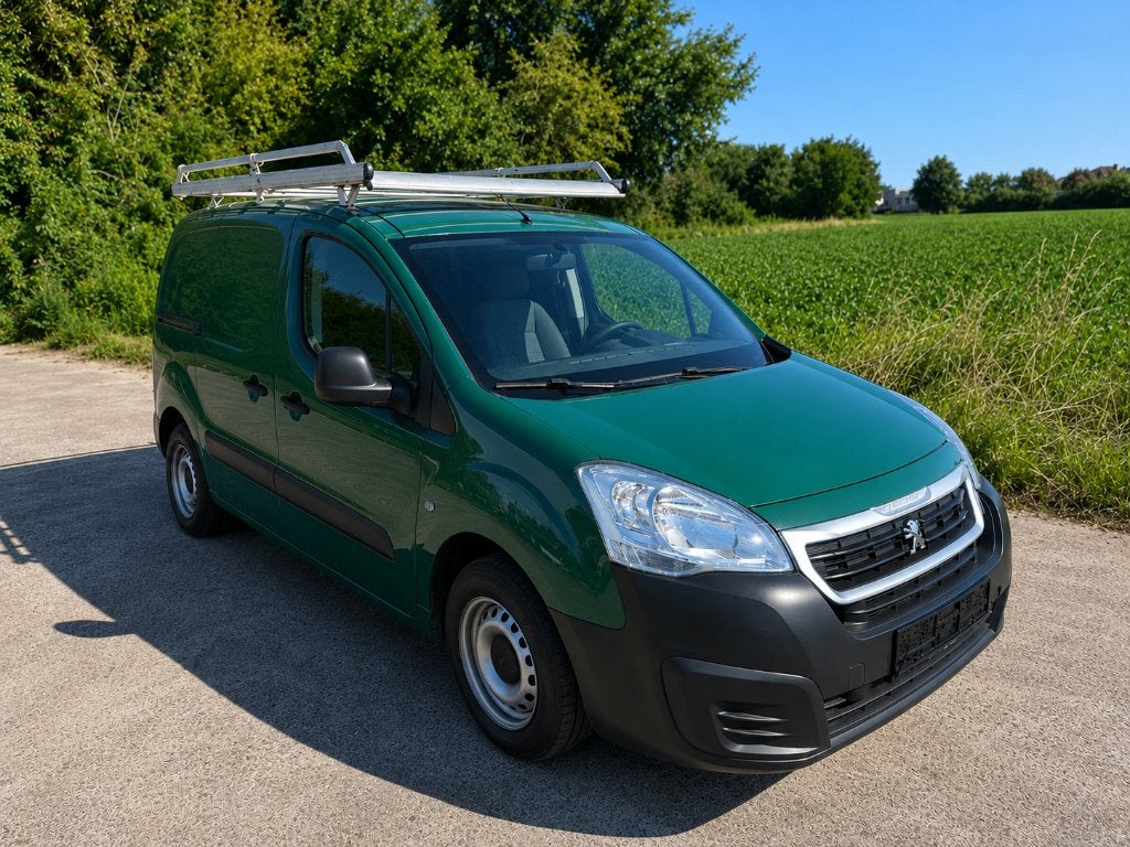 Peugeot Partner / 3 zitplaatsen, trekhaak en dakdragers incl, Voorwielaandrijving, Stof, 140 g/km, 4 cilinders