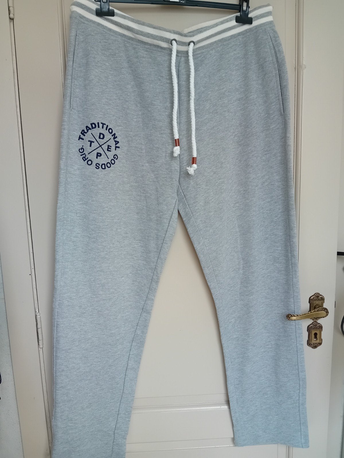 Nieuwe trainingsbroek maat XL, Vêtements | Femmes, Homewear, Enlèvement ou Envoi, Taille 46/48 (XL) ou plus grande