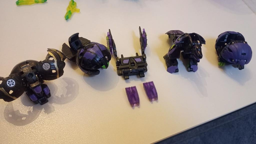 Bakugan figuurtjes (+kaarten en tegels), Ophalen, Zo goed als nieuw