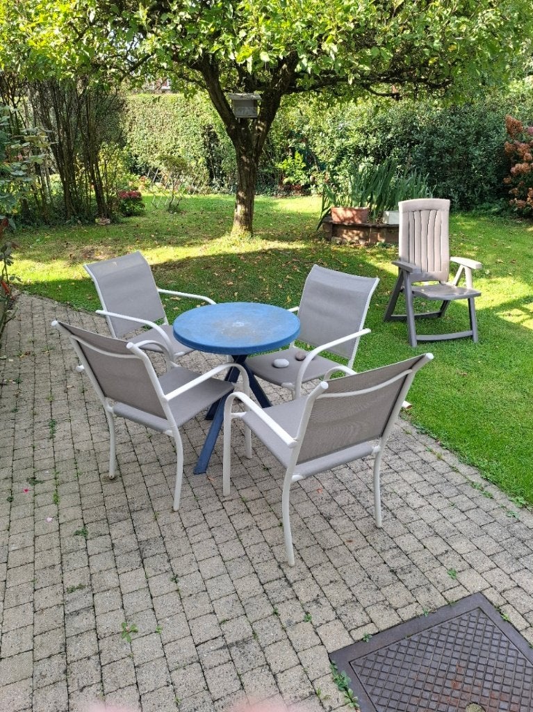 4 chaises de jardin + petite table ronde en plastique bleu, Enlèvement, Utilisé, Inox, Pliant