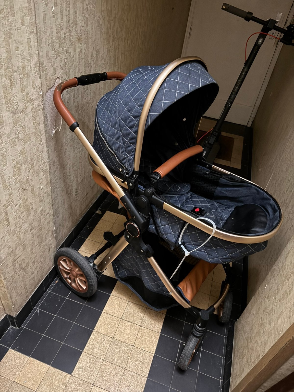 Poussette Luxe Bleu Denim Matelassé Cadre Doré Très bon état, Enlèvement, Comme neuf, Poussette