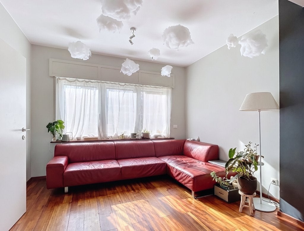 Canapé d'angle en cuir véritable bordeaux, Huis en Inrichting, Ophalen, Ligne moderne avec dossiers bas qui n'alourdit pas la pièce.