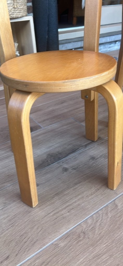 Kindertafel + bijhorende zitjes, Kinderen en Baby's, Kinderkamer | Tafels en Stoelen, Ophalen, Gebruikt, Tafel(s) en Stoel(en)