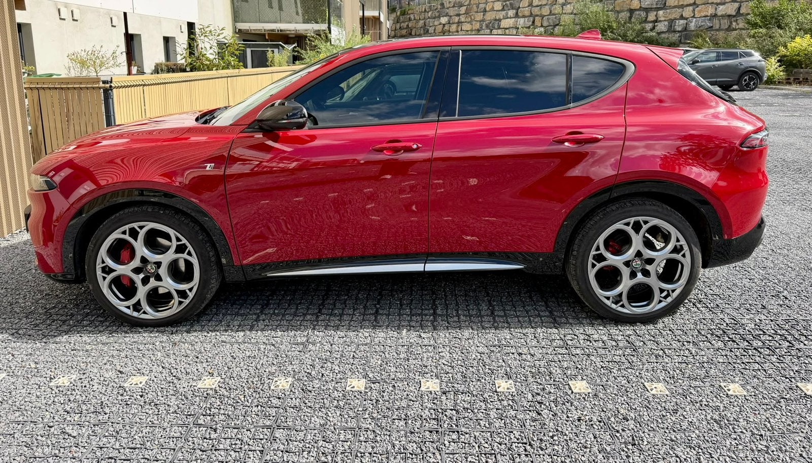 Alfa Romeo Tonale Ti Hybrid 160 ch – Full options – 09/2023, Autos, Rouge, Achat, 139 g/km, Euro 6