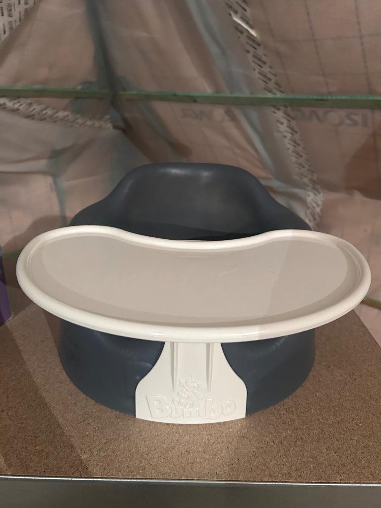 Bumbo babyzitje met speeltafel, Kinderen en Baby's, Ophalen, Zo goed als nieuw, Overige typen, Afneembaar eetblad