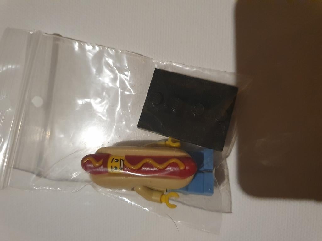 Hotdog Lego minifigure, Ophalen