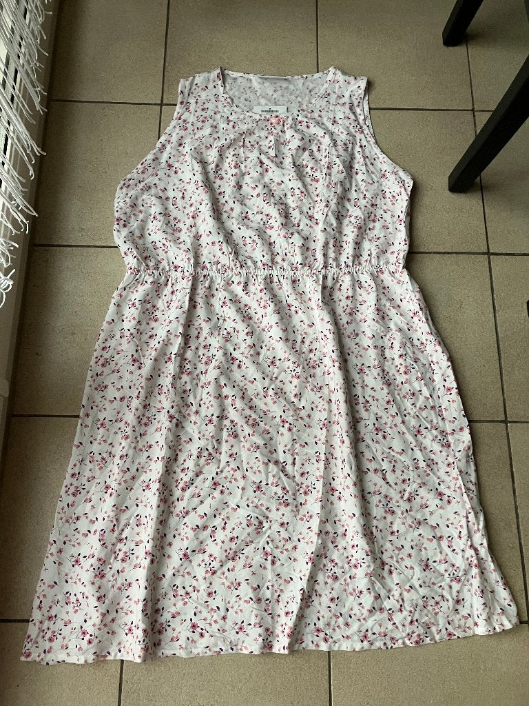 Nieuwe wit gebloemde jurk - maat 44, Kleding | Dames, Ophalen of Verzenden, Nieuw, Maat 42/44 (L), Meerkleurig