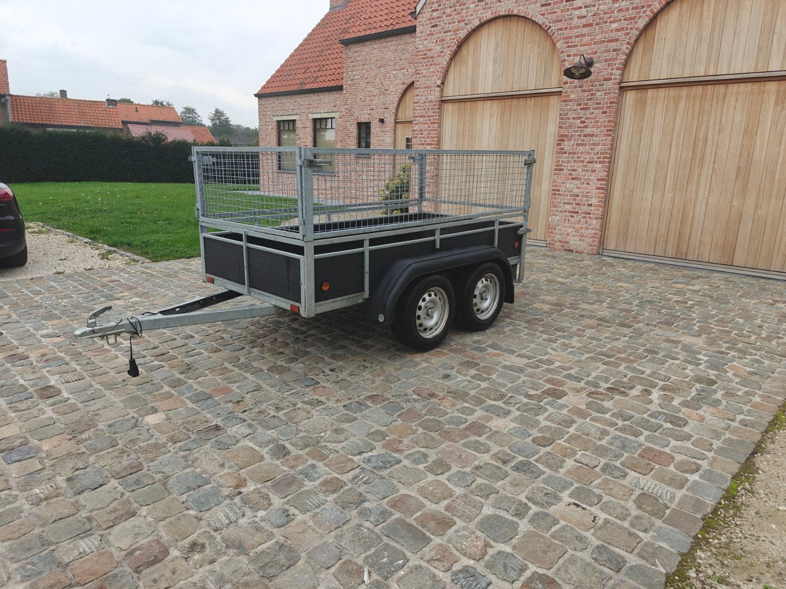 dubbelas aanhangwagen met loofrekken, Ophalen, Zo goed als nieuw