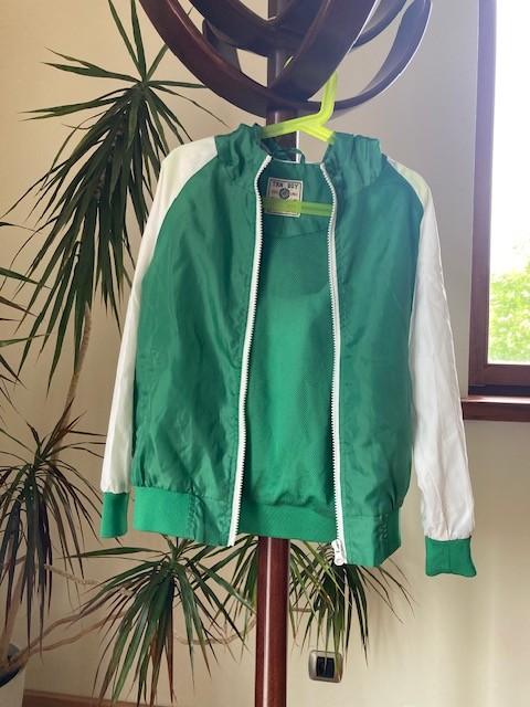 Sportieve jas met kap maat 116-122, Kinderen en Baby's, Kinderkleding | Maat 116, Ophalen of Verzenden, Zo goed als nieuw, Jongen of Meisje