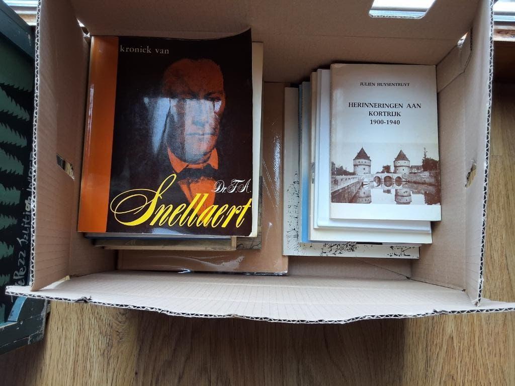 Doos zeldzame boeken over Kortrijk (15 in totaal), Livres, Livres Autre, Utilisé, Enlèvement