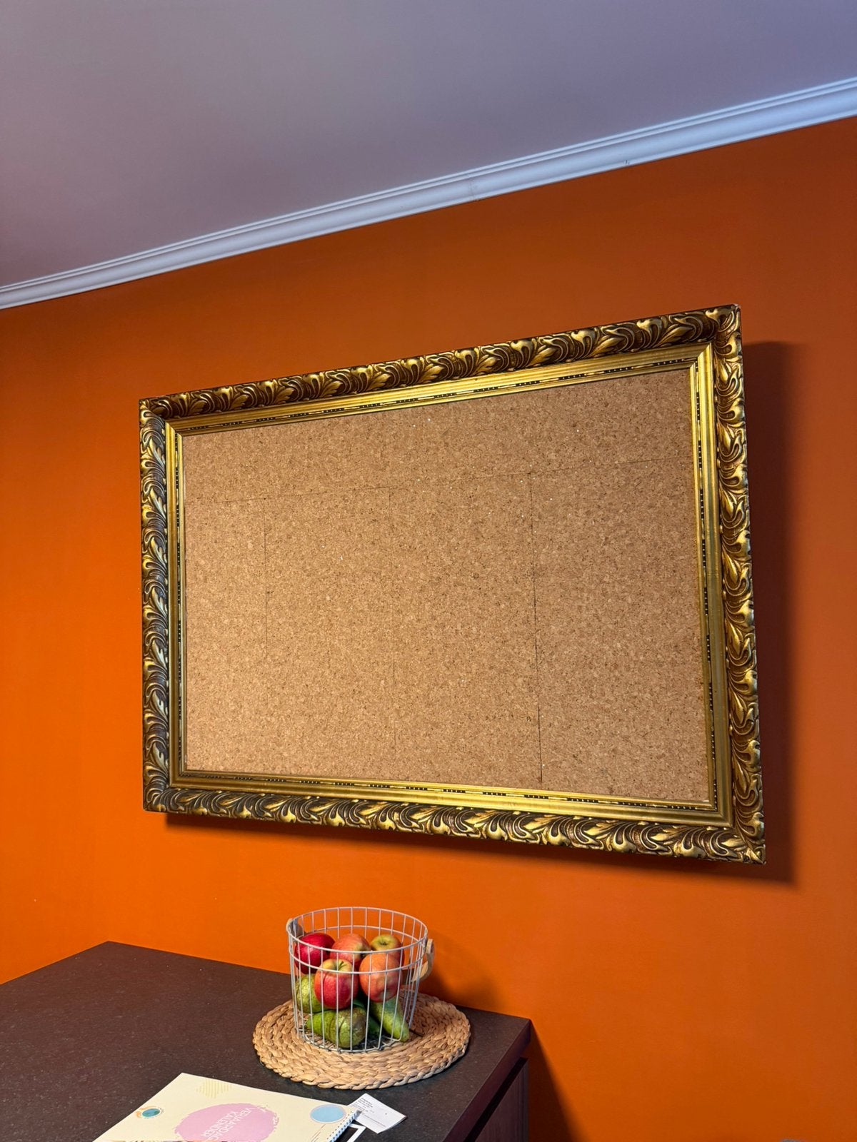 Prikbord met antieke goudkleurige kader, 92 cm, Autres types, Enlèvement, Utilisé
