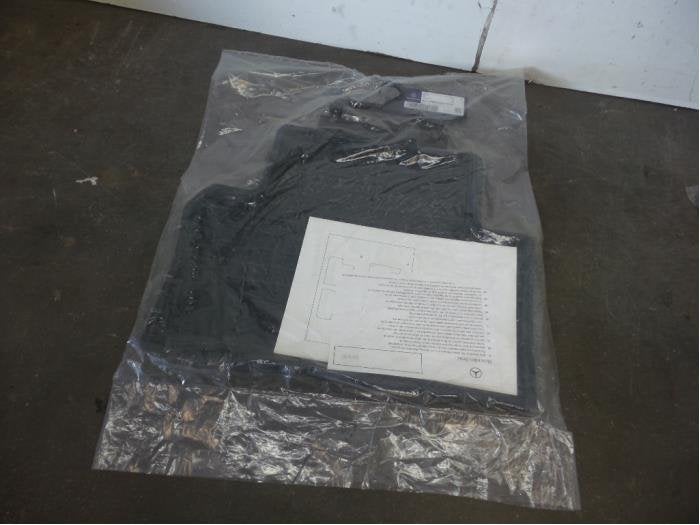 Kit tapis d'un Mercedes CLS-Klasse (CLS-Klasse 17-), Neuf, -, 3 mois de garantie, -