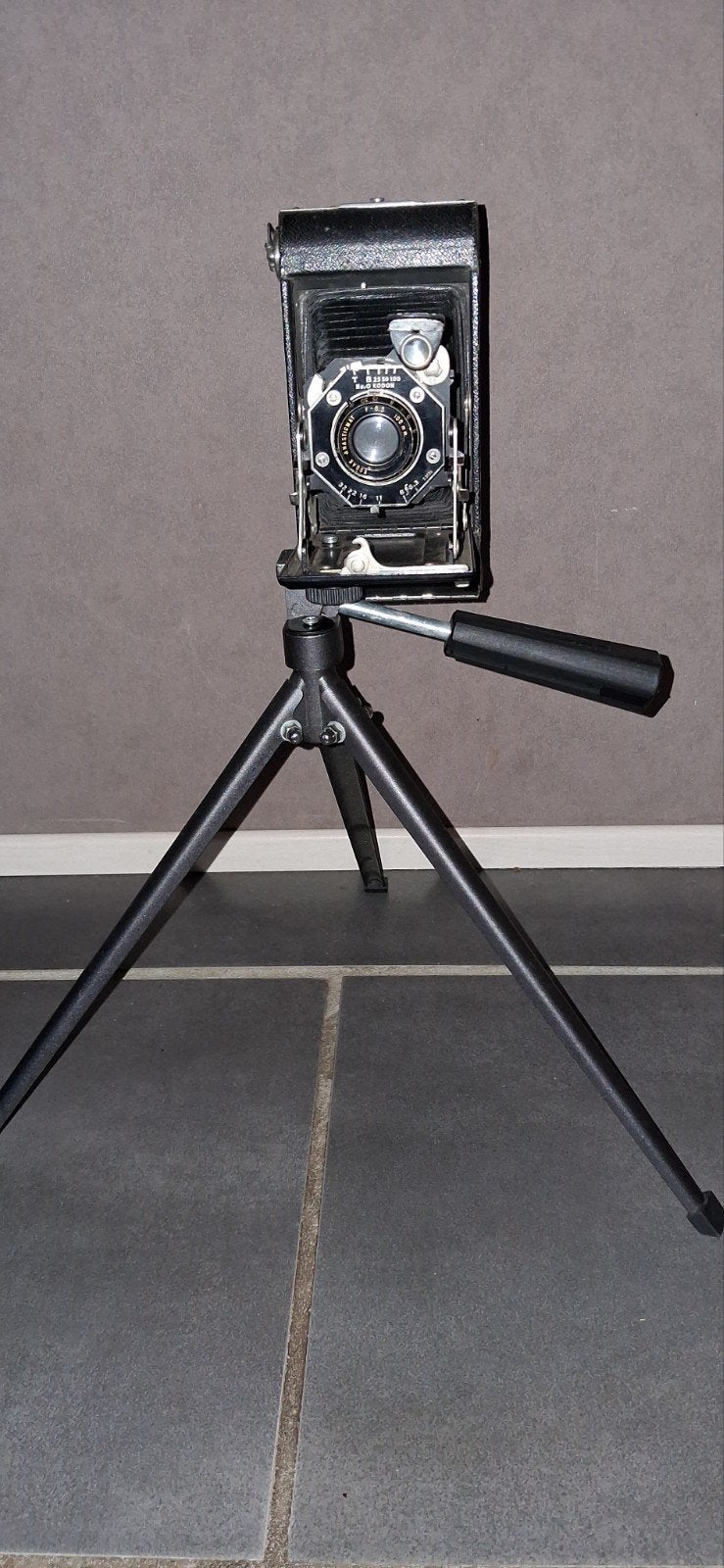 oude Kodak-camera met statief, Ophalen of Verzenden, Gebruikt, Zwart, Brocante