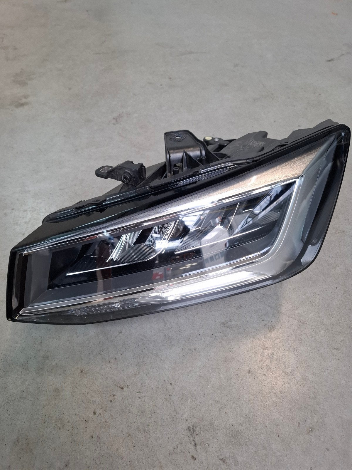 phare avant Gauche Audi Q2 LED  81A 941 011 c, Ophalen