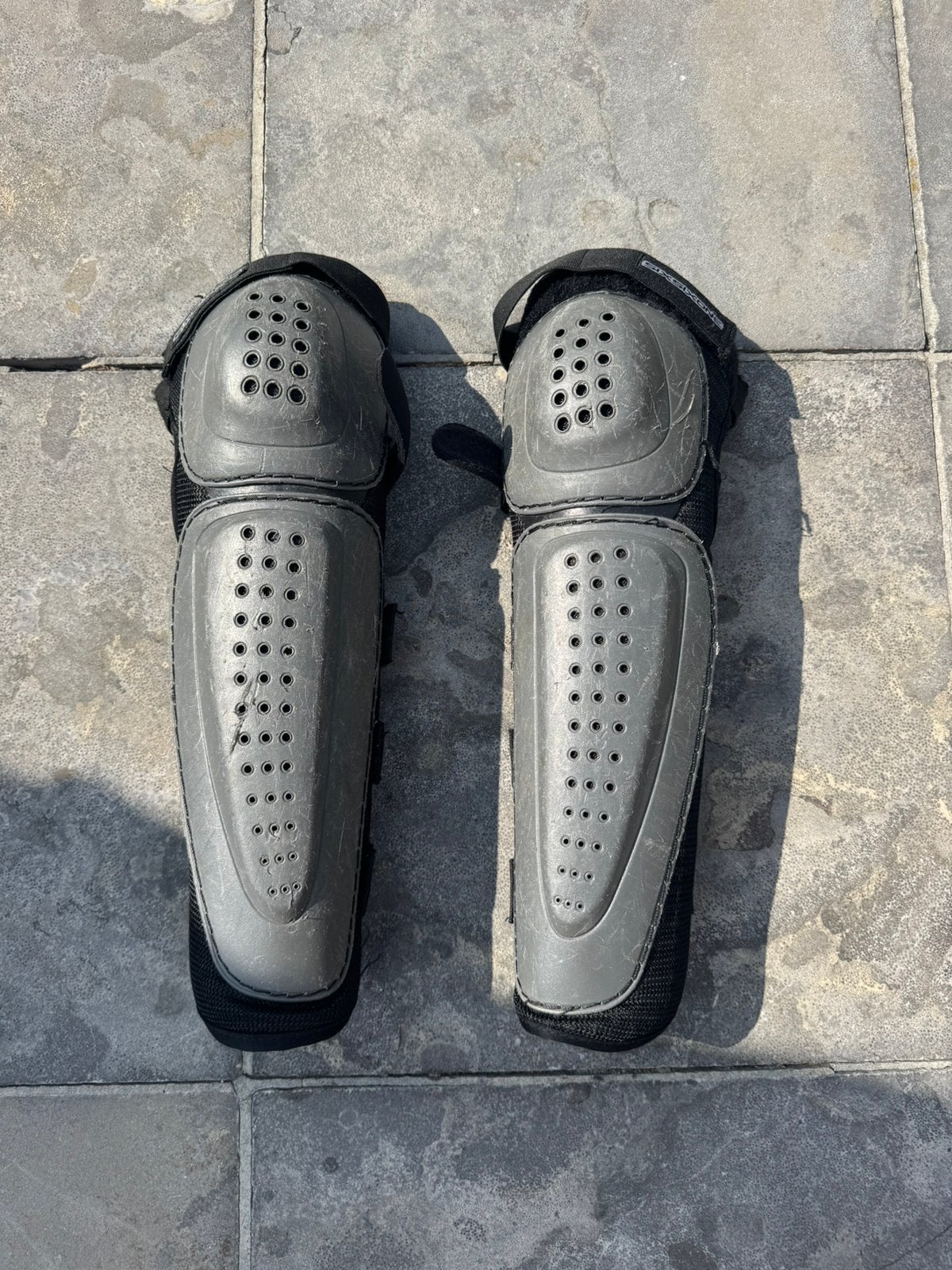 Protège-genoux et jambes SixSixOne, Vêtements d'extérieur, M, Enlèvement, Utilisé
