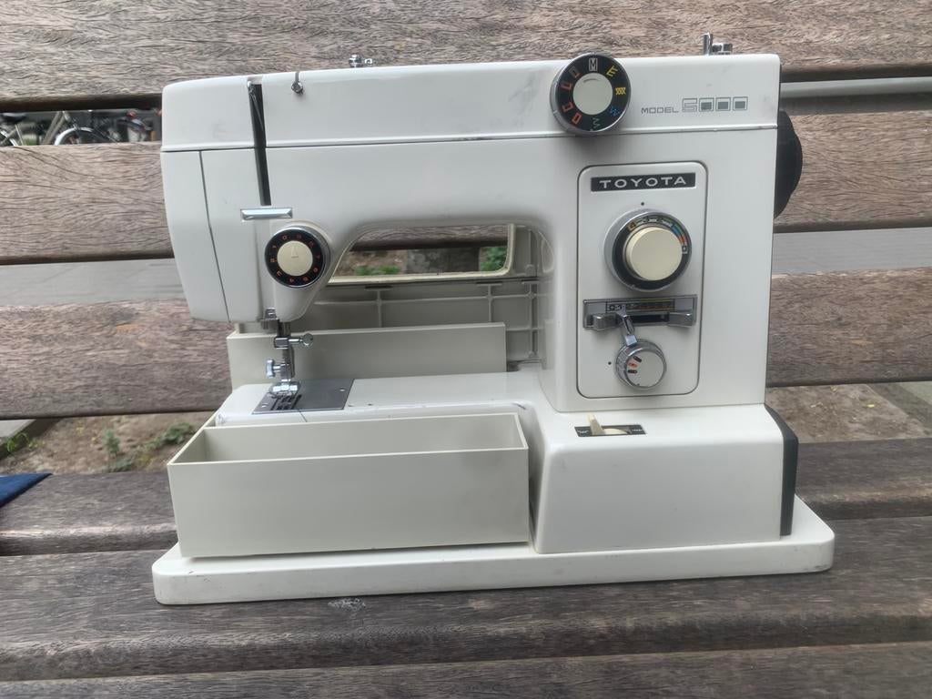 Toyota 5000 Naaimachine – Robuust model – Kabel te repareren, Ophalen of Verzenden, Zo goed als nieuw, Naaimachine