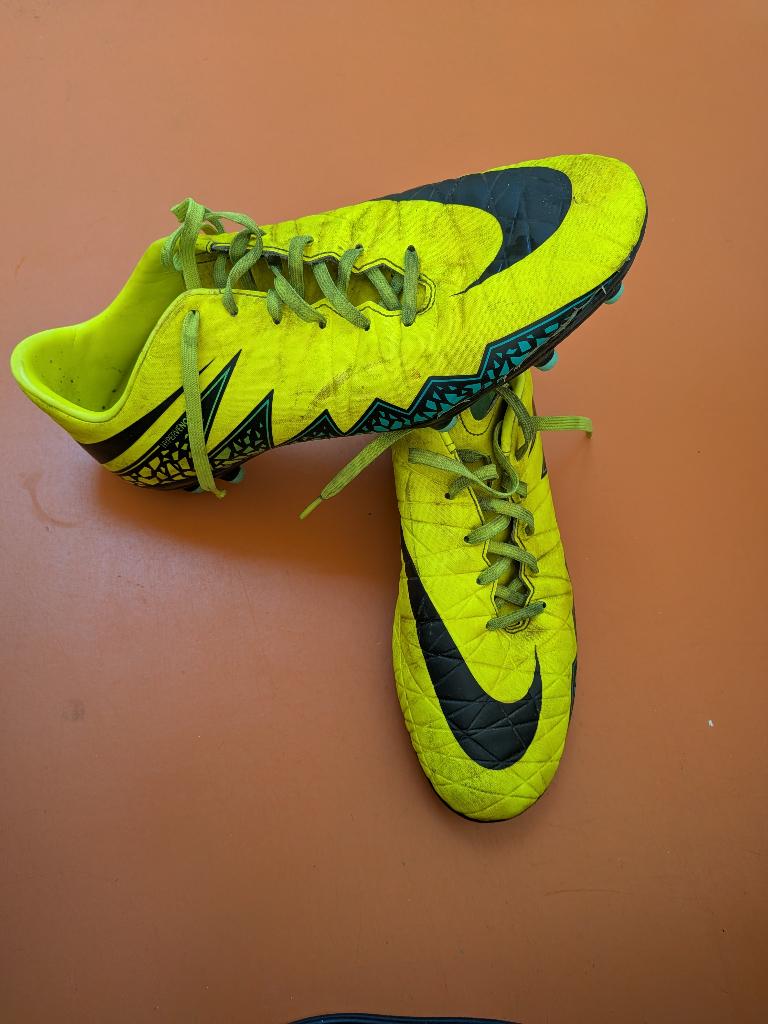 Chaussure de foot - 44, Sport en Fitness, Voetbal, Ophalen, Gebruikt, Schoenen