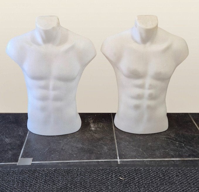 Set van 2 kunststof heren torso's / etalagepoppen, Ophalen, Zo goed als nieuw