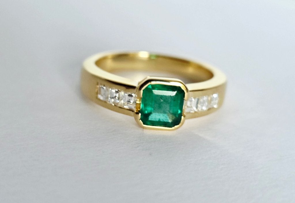 Gouden ring met smaragd 1,0kt en diamanten 0,24kt, Bijoux, Sacs & Beauté, Enlèvement ou Envoi, Or, Or